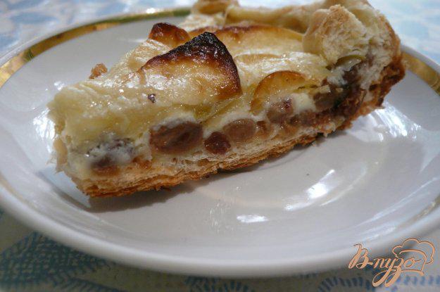 фото рецепта: Пирог из слоеного теста с яблоками и изюмом