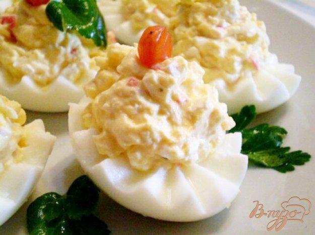 фото рецепта: Яйца фаршированные крабовыми палочками, сыром и чесноком