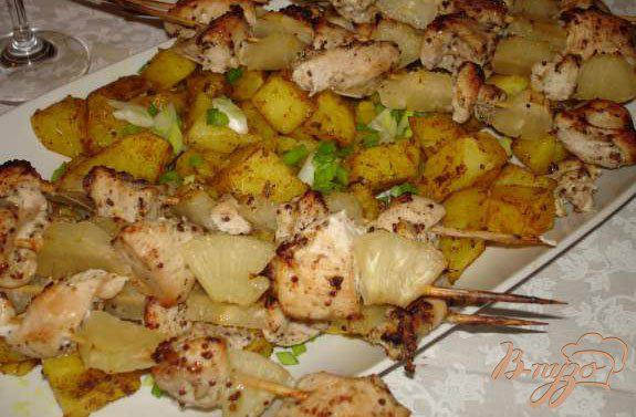 фото рецепта: Куриные шашлычки с ананасами на шампурчиках