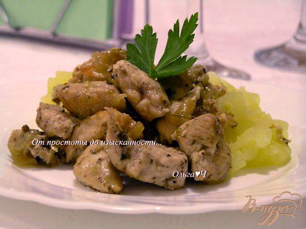 фото рецепта: Куриные грудки в пряном винно-луковом соусе