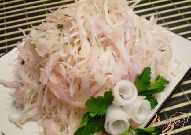 фото рецепта: Розовый салат из капусты и редьки
