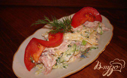 фото рецепта: Быстрый салат с колбасой без майонеза