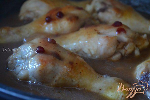 фото рецепта: Куриные ножки в брусничном соусе