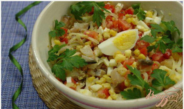 фото рецепта: Салат с помидорами, копченой скумбрией и яйцами