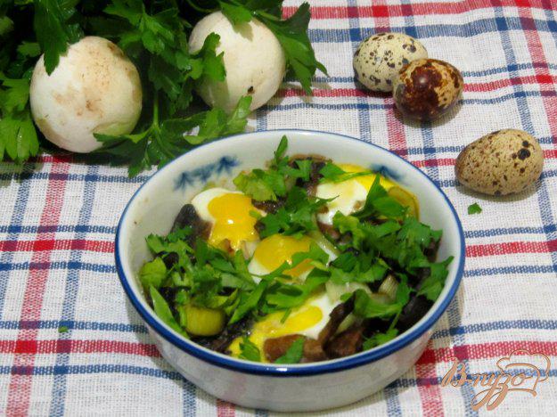 фото рецепта: Запеченные шампиньоны под перепелинными яйцами