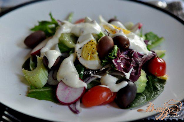 фото рецепта: Салат весенний с яйцом и оливками