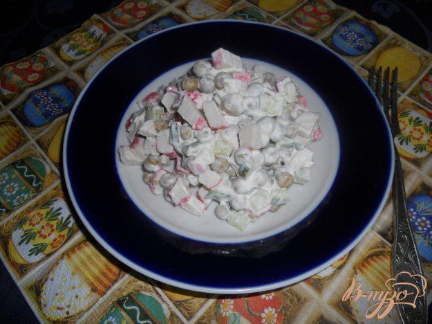 фото рецепта: Салат с крабовыми палочками и зеленым горошком