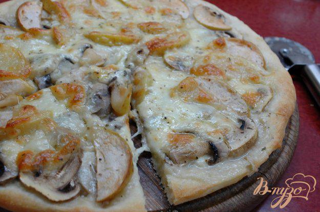 фото рецепта: Пицца с шампиньонами и яблоками