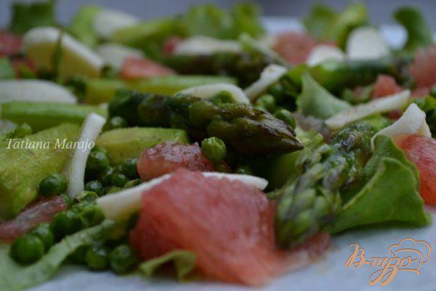 фото рецепта: Салат со спаржей и кусочками грейпфрута