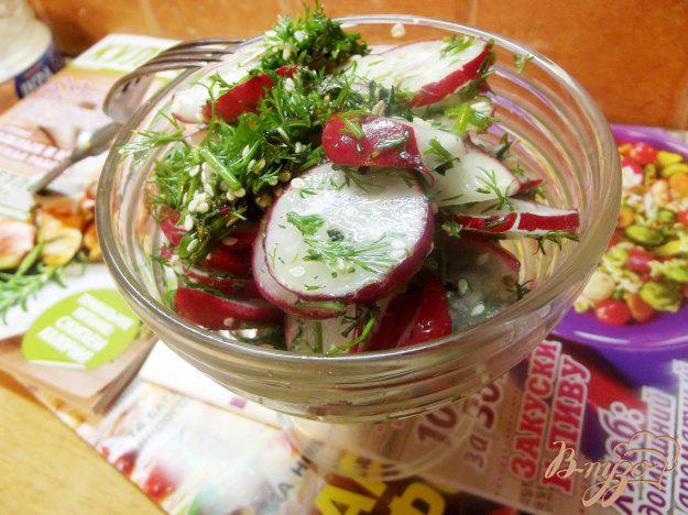 фото рецепта: Салат из редиса с кунжутом и мятой