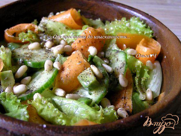 фото рецепта: Зеленый салат с авокадо и кедровыми орехами