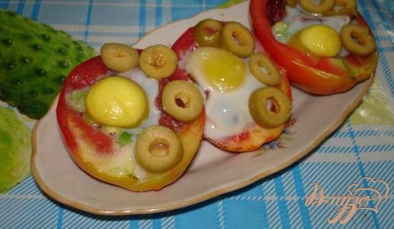 фото рецепта: Запеченые в помидорах яйца