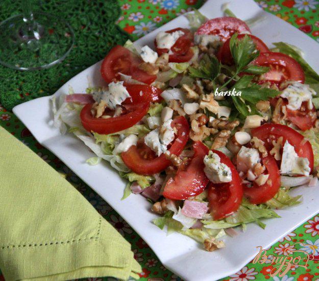 фото рецепта: Салат с ветчиной, томатами, горгонзолой и орехами