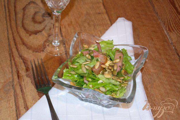 фото рецепта: Салат с беконом, салатными листьями и яйцом
