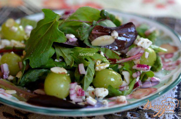 фото рецепта: Салат с виноградом и миндалем