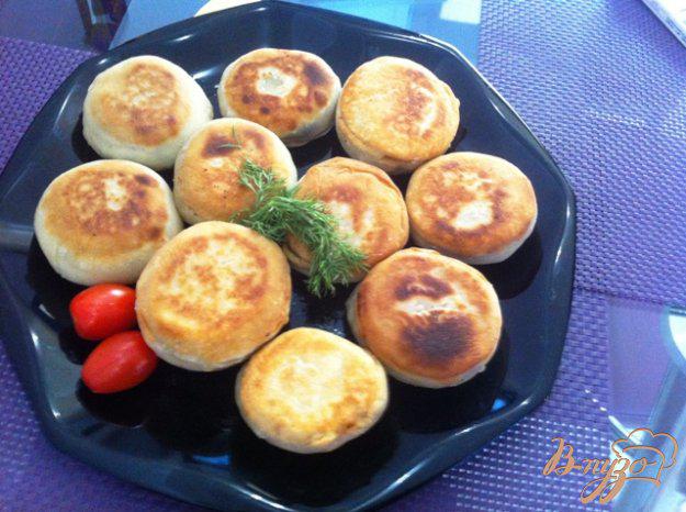 фото рецепта: Пирожки с фетой, помидорами и шпинатом