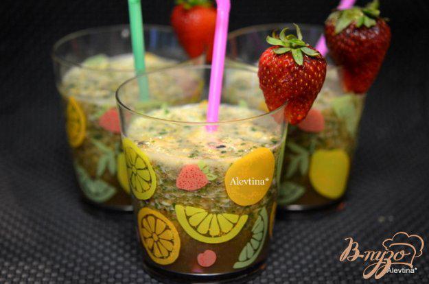 фото рецепта: Шпинатный напиток с ягодами и киви