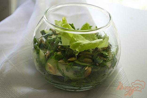фото рецепта: Огуречный салат с мятой и тыквенными семечками