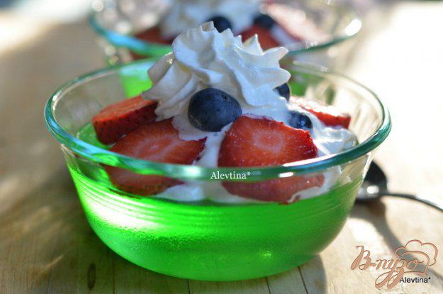 фото рецепта: Десерт с желе и ягодами