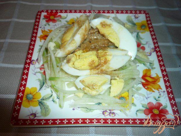 фото рецепта: Салат из зеленой редьки и яиц