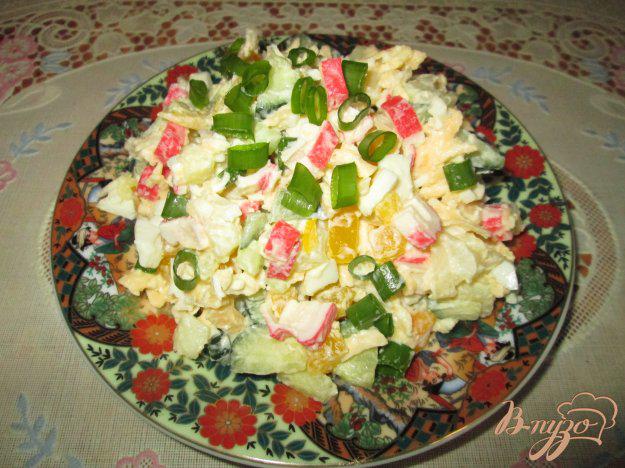 фото рецепта: Салат с крабовыми палочками, сыром и болгарским перцем