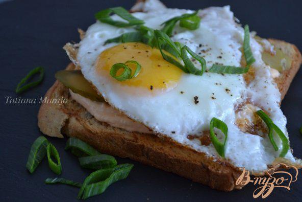 фото рецепта: Хлебные тосты с яичницей