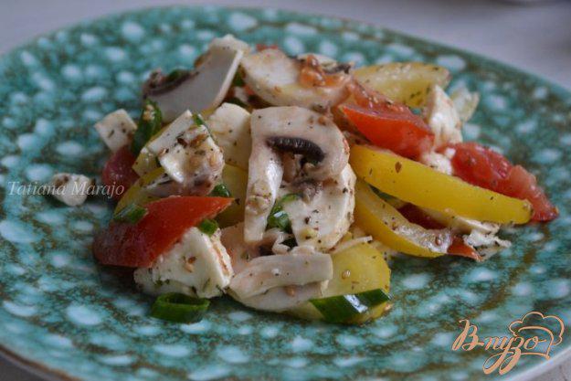 фото рецепта: Помидорный салат с шампиньонами