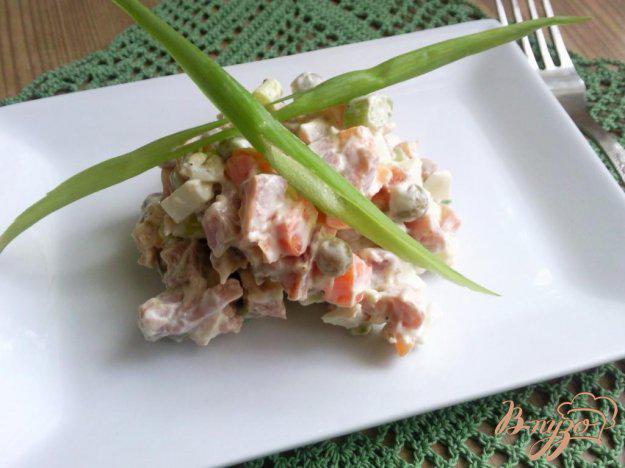 фото рецепта: Салат с копченой красной рыбой