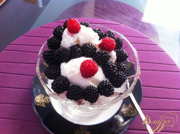 фото рецепта: Десерт из мороженого с ягодами