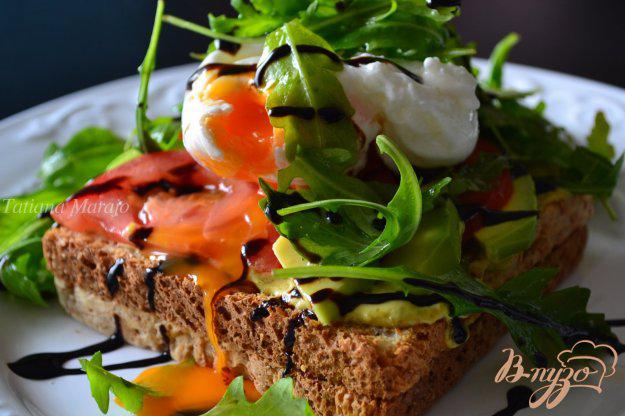 фото рецепта: Овощной салат с яйцом пашот на хлебных тостах