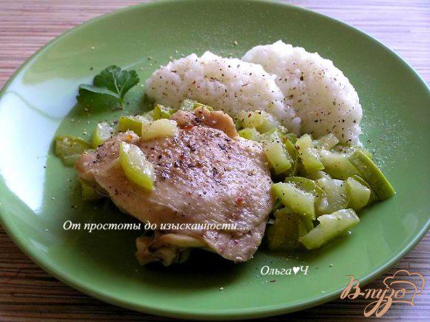 фото рецепта: Куриные бедра с кабачком и рисом