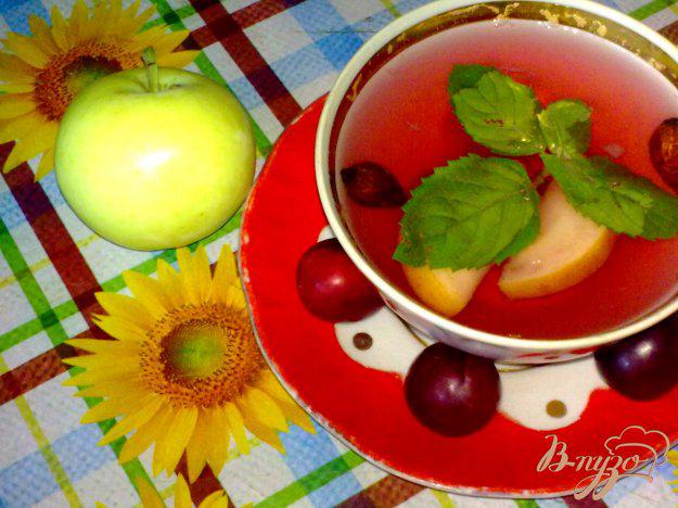 фото рецепта: Компот из красной алычи, яблок и специй