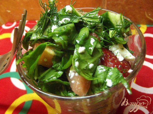 фото рецепта: Салат с клубникой и брынзой