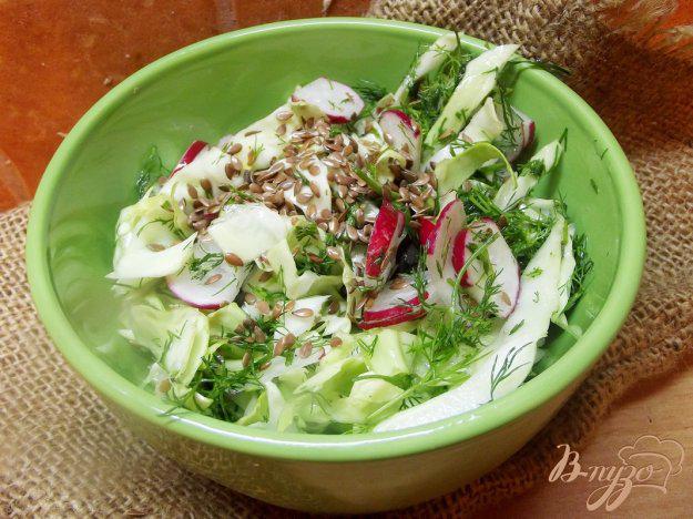 фото рецепта: Салат с льняным семенем и редиской