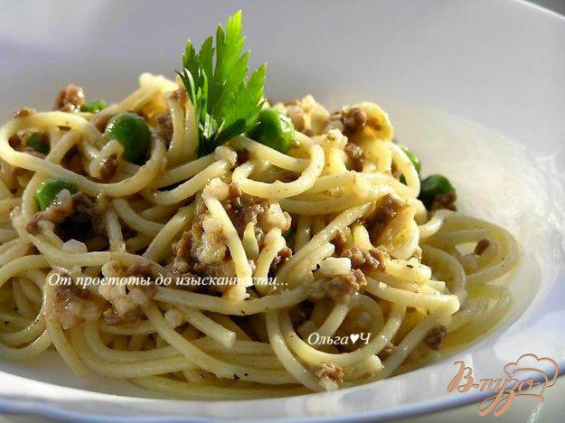 фото рецепта: Спагетти с мясным соусом и зеленым горошком