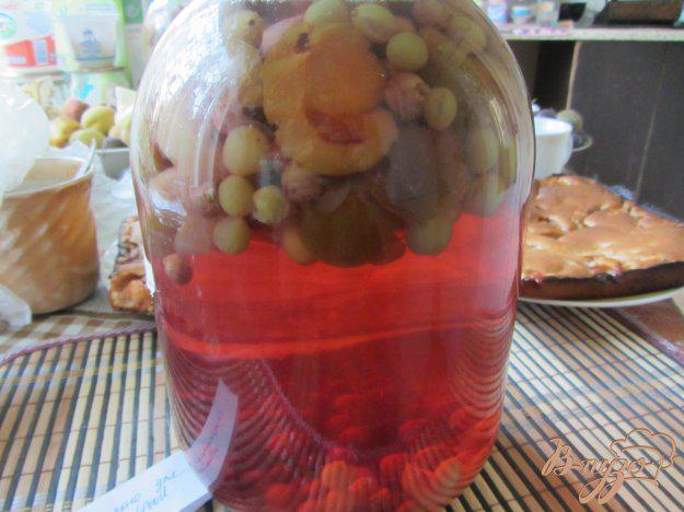 фото рецепта: Консервированный виноградно-сливовый напиток