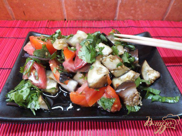 фото рецепта: Салат из печеных баклажанов с молодым щавелем