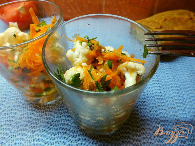 фото рецепта: Салат из сырой цветной капусты с морковью и уксусом