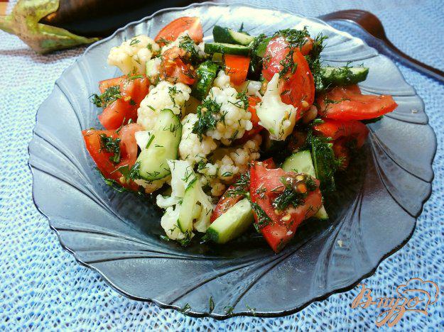фото рецепта: Салат из отварной цветной капусты с овощами