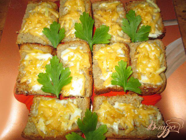 фото рецепта: Чесночные гренки с майонезом и сыром
