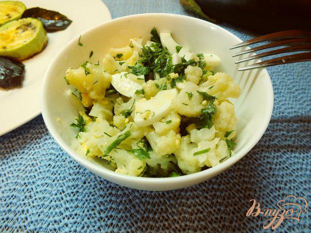 фото рецепта: Тепый салат с отварной цветной капустой и яйцом