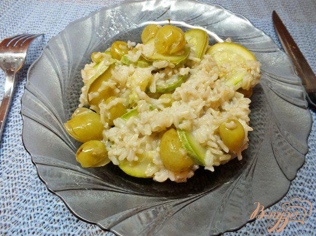 фото рецепта: Теплый салат и риса с  кабачками и печеным виноградом