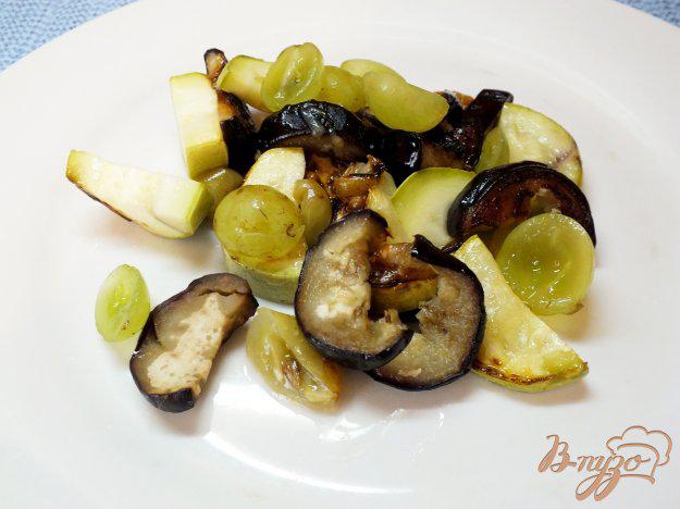 фото рецепта: Овощной салат с печеным и свежим виноградом