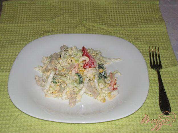 фото рецепта: Салат с кальмаром и пекинской капустой
