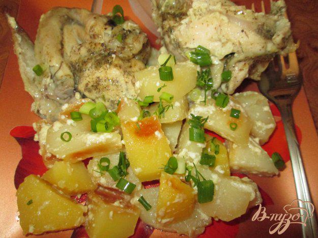 фото рецепта: Нежная курица с картошкой в кулинарном рукаве
