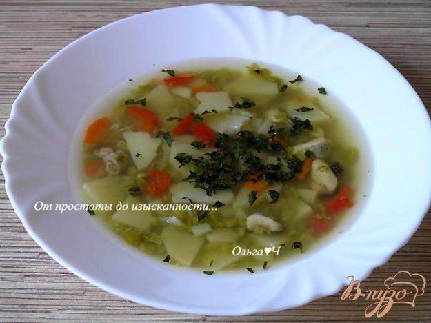 фото рецепта: Суп из зеленого гороха с мидиями и базиликом