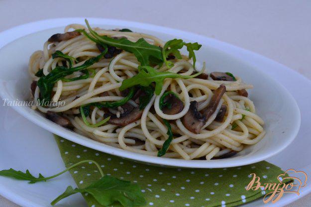 фото рецепта: Спагетти с грибами и рукколой