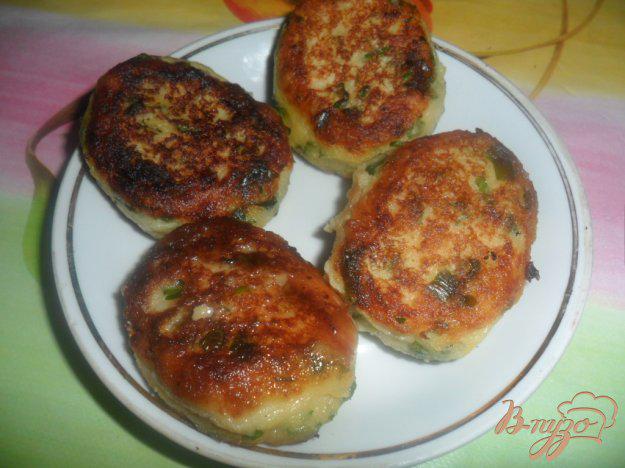 фото рецепта: Картофельные пирожки с зеленым чеснаком и петрушкой