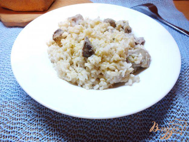 фото рецепта: Неочищенный рис в горшочке с куриными желудками и соевым соусом