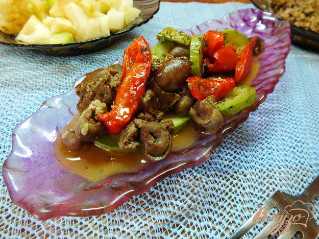 фото рецепта: Салат из куриных сердец и желудков с перцем